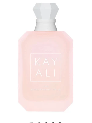 Kayali Yum Eau de Parfum - Doften är inspirerad av marshmallow och har en modern, söt design som känns lyxig och trendig. Perfekt för dig som gillar söta och lekfulla dofter. Endast testad. Den kostar 1389 kr.