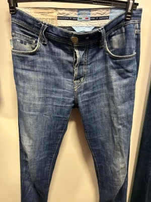 Tramarossa jeans – bra skick  - Säljer ett par exklusiva Tramarossa jeans i storlek 30/32. Sjukt bra kvalitet och passform slim.                Säljes för 899 kr (kan diskuteras vid snabb affär)  Skickas eller möts upp i Göteborg 