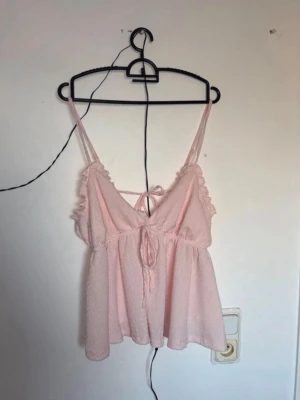 Ny topp ifrån gina tricot - Aldrig använd endast provad stl XL men passar L fint köpt för 259 kr