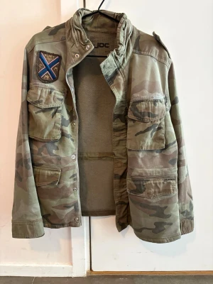 Camouflage fieldjacket från JDC - Säljer nu denna as feta vintage camouflage field jacket. Tror den köptes av farsan i Milano 🇮🇹. Perfekt nu för våren. Även lite schysstare om man vill vara lite unik! Om du har någon fundering e de bara o höra av dig! // Victor 😼✌️