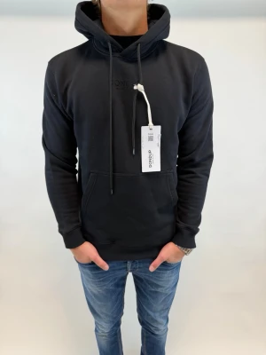 Dondup Hoodie  - Hej! Säljer nu denna väldigt snygga och sällsynta Dondup Hoodie! Storlek M, Sällsynt model som inte längre säljs i butik! Perfekt hoodie nu tilll våren