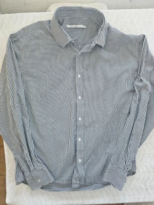 Rutig skjorta från Frank Q, XL - Klassisk svartvit rutig skjorta från Frank Q i storlek XL. Skjortan har lång ärm, knappar framtill och en snygg krage. Tillverkad i mjuk bomull som känns skön mot huden. Perfekt för dig som gillar stilrena och tidlösa plagg.