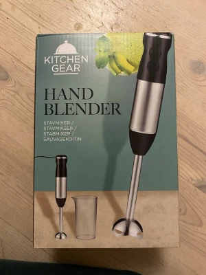 Stavmixer helt ny  - Fick denna i studentpresent i somras, men fick två stavmixrar så säljer nu denna. Så den är aldrig använd!! Har bara legat i förpackningen orörd.  Jag tog endast upp den för att testa kabeln för att se att den fungerande.   Tror den är från Rusta, och antar att märket heter Kitchen Gear men som sagt ej säker.