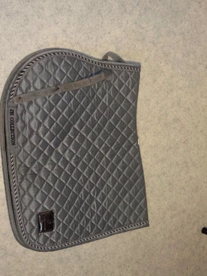 Hoppschabrak ifrån hööks - Använd lite fint skick säljes då hästen gått bort obs! Tvättas ej innan de postas