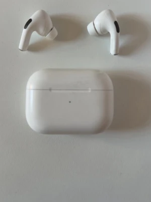 Apple AirPods Pro - AirPods Pro fungerar bra men noise cancelling fungerar ej