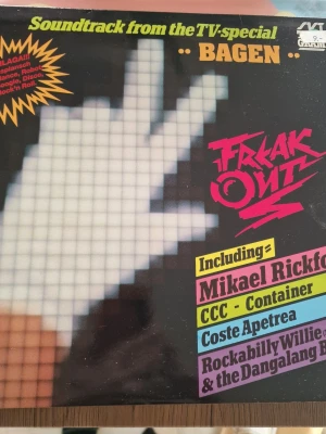 Soundtrack från TV-specialen Bagen - Soundtrack från TV-specialen Bagen: 'Freak Out!' med pixelgrafik på omslaget och färgglada retrodetaljer. Innehåller artister som Mikael Rickfors, CCC-Container och Coste Apetrea. Perfekt för dig som gillar 80-talsmusik, breakdance och disco. Inga repor. Utmärkt bra skick. Som ny.