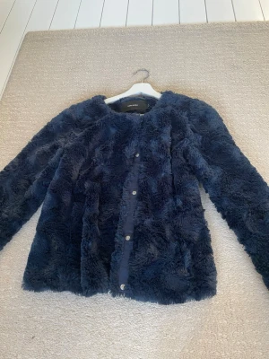 Super fin mörk blå lurv jacka, perfekt till våren.  - Säljer min super fina lurvjacka som är köpt från Vera Moda i storlek S. Inga defekter då den knappt är använd. Köpt för 200kr men säljer för enbart 50kr! 