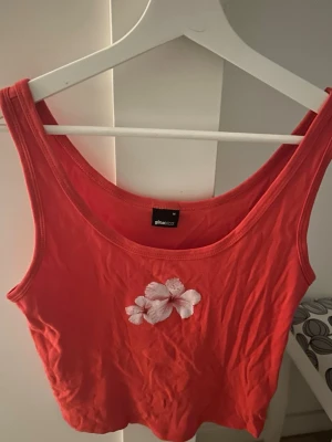 Gina tricot linne - Linne ifrån Gina tricot i fint skick. Strl.M. Perfekt inför sommaren. Ifrån förra årets kollektion