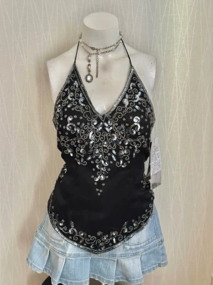 Svart paljettprydd halterneck topp - 100% silk new y2k embellished halter neck top The price is non-negotiable; that is its original price is over 2000 sek 