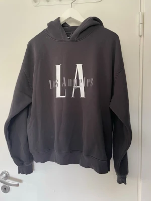 Gråsvart hoodie - Säljer denna gråsvarta hoodie som har tecken på användning (har använts en del) men är i ok skick ändå. True to size skulle jag säga också. 
