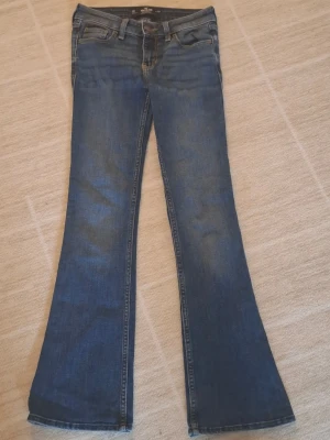 Blå bootcut jeans från Hollister - Snygga blå bootcut jeans från Hollister, köpte får annan säljare men va tycker inte rätt storlek 💕