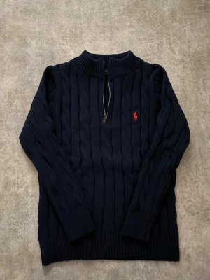 Ralph Lauren quarter zip tröja - En snygg och skön tröja som är mörkblå i storlek M men den kan också passa någon som har storlek S 