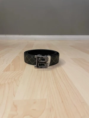 Svart mönstrat bälte från Balmain - 📐 110 cm ✨ Mycket bra skick 📸 Precis som på bilderna 📦 Skickas inom 24h 💬 Skriv gärna vid frågor 💎 helt ny