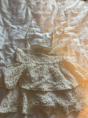 Vit volangig linnetopp med smock - (Utförsäljning av kläder, därav gäller priser jag lägger ut det för, inte lägre)