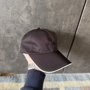 Loro Piana keps - Brand: Loro Piana Item: Storm System® Baseball Cap Color: Black Condition: 8/10 – near-new Retail Price: ~4700sek