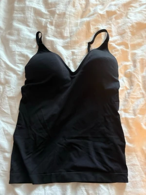 Svart vadderad linnetopp - (Utförsäljning av alla mina kläder, så priset jag lägger ut för gäller, och inget lägre)