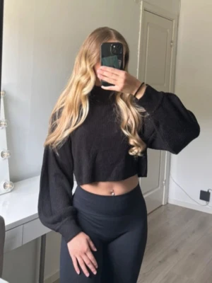 Svart croppad stickad polo tröja - Använd några gånger så lite tecken på det finns och syns på sista bilden men i helhet jättefint skick.