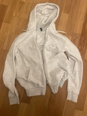 Ljusgrå zip hoodie med huva cute skön - En jätteskön och fin ljusgrå zip up hoodie. Endast använd en gång. Passar till allt.