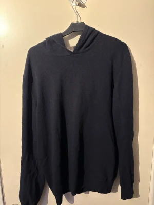Oscar Jacobson Kashmir hoodie - Tja! Säljer nu min Kashmir hoodie från Oscar Jacobson! Skicket är i väldigt bra skick och det finns få noppor som är lätta att få bort|Nypris:1500kr|Mitt pris: 550kr!