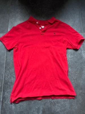 Pikétröja - Säljer nu denna röda barn piken i st 158-164 i väldigt gott skick. Bedöm skick själv utifrån bilderna.