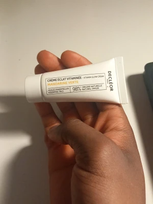 Decléor Vitamin Glow Cream Mandarine - Decléor Crème Éclat Vitaminée Mandarine Verte är en ansiktskräm i vit tub med svart och orange text. Innehåller 98% naturliga ingredienser och eteriska oljor. Tuben är smidig och lätt att ta med, perfekt för dig som vill ha glow och fräsch känsla.