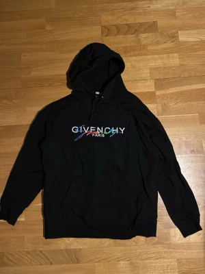 Svart Givenchy hoodie - Säljer en svart hoodie från Givenchy med färgglad broderad logga