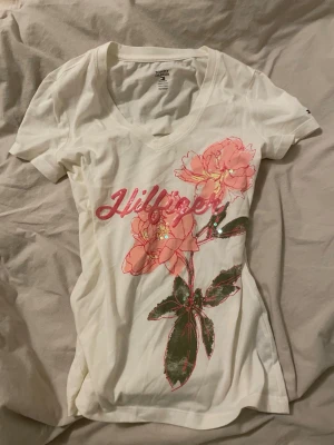 Vintage Tommy hilfiger shirt - Vintage Tommy Hilfiger-skjorta! Säljer denna billigare eftersom det finns en liten fläck! Har inte försökt ta bort den än men du kan förmodligen ta bort den manuellt med diskmedel eller fläckborttagningsmedel.