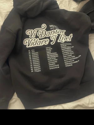 Svart hov 1 hoodie Vi Dansar Vidare I Livet - Säljer min svarta HOV 1 merch hoodie som jag köpte på deras sista konsert. Har aldrig använt den🥰🥰