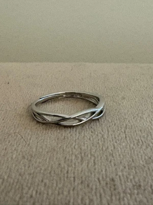Handgjord Silver 925 Sterling Ring - Minimalistisk, Flätad - Justerbar  - Handgjord Silver 925 Sterling Ring - Minimalistisk, Flätad   - Material: Äkta Sterling Silver (925-silverstämpel)   - Design: Handgjord, Minimalistisk, Flätad - Passar: Kvinna – justerbar/bekväm passform   - Skick: Helt ny   - Frakt: Alltid snabb leverans   💫 Se även mina övriga annonser för fler stilrena silverringar. Mängdrabatt tillämpas 💫