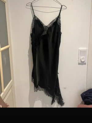 Svart spetsklänning  - .Super fin klänning i satin med spets, Likar den virala klänningen från Zara!' Storlek L men sitter som en S/M. Klänningen är från Seame och nypris är 699.