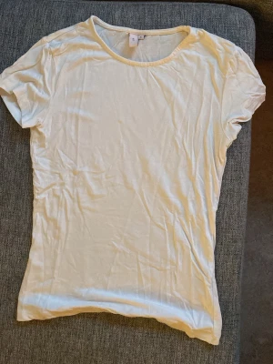 Vit basic t-shirt i viskos från Nelly - En enkel vit t-shirt i viskos.