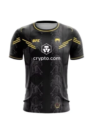 UFC svart tränings t-shirt Venum - Snygg svart UFC t-shirt från Venum med gul logga och detaljer. Ormmönstrad design, rund hals och tryck från crypto.com på bröstet. Perfekt för träning eller sportiga aktiviteter.