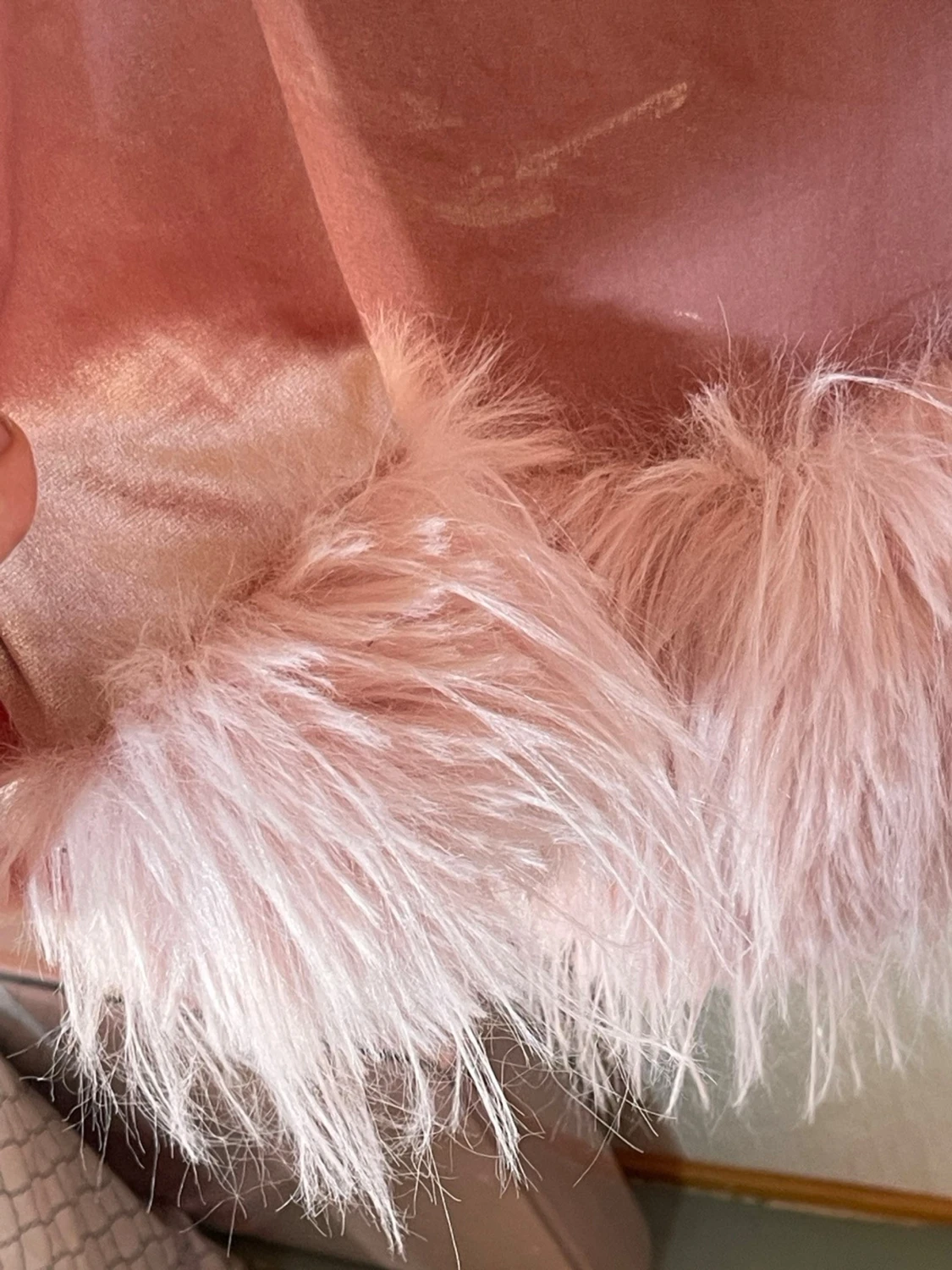 Rosa sammetsklänning med fuskpäls - 2