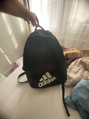 Adidas ryggsäck  - Jätte praktisk ryggsäck från adidas, mycket bra skick och får plats med väldigt mycket 