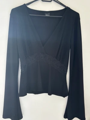 Svart lace top från Gina tricot  - Jätte snygg lace top från Gina tricot! Aldrig använd!