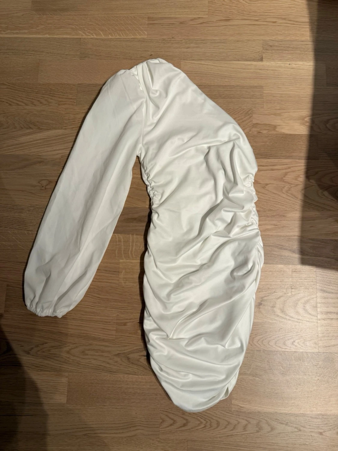 Vit oneshoulder kortklänning - 1