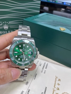 Herr klocka - fullsett  - Submariner “Hulk” 40mm Säljer en oanvänd Submariner med grön urtavla och grön keramisk bezel – en av mest ikoniska och eftertraktade modeller. Klockan är i nyskick och aldrig använd. • Modell: Submariner Date • Storlek: 40mm • Urverk: Automatisk • Funktion: Datum • Oyster-länk i stål • Grön keramisk bezel & grön sunburst-tavla 