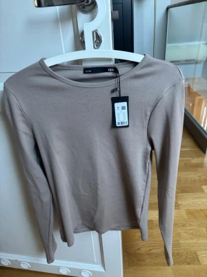 Långärmad tröja  - Jätte skön och fin tröja helt ny köpt för 100