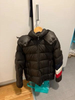  Moncler vinterjacka  - Säljer en mörkgrön dunjacka från Moncler. Jackan  är overall bra skick men finns spår av användning se bilder. Storlek 3 motsvar medium skulle jag säga. Öppen för prisförslag 