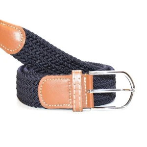 Flätat ”grisch” bälte - Navy Blå - Snyggt och funktionellt flätat bälte från Montore, perfekt för både vardag och mer uppklädda outfits. Det elastiska materialet ger en bekväm passform och gör att bältet sitter bra hela dagen, oavsett tillfälle. Klassisk design med detaljer i konstläder och metallspänne som passar lika bra till jeans, chinos eller kostymbyxor. Bältet är justerbart utan fasta hål tack vare den flätade strukturen, vilket ger extra flexibilitet och komfort. Vid fler frågor, tveka inte att kontakta oss🤝