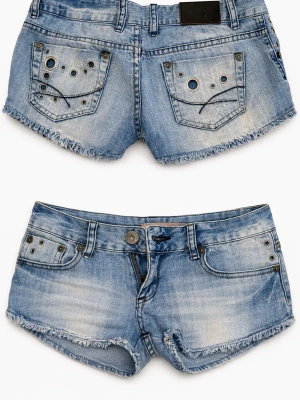 Blå jeansshorts med nitar och slitningar - Säljer ett par ljusblå jeansshorts med råa kanter och coola nitar och öljetter på bakfickorna. Shortsen har låg midja, klassiska fem fickor och dragkedja framtill. Perfekta för sommaren och ger en avslappnad streetstyle-vibe. Står att det är s men tror att det är mer xs 