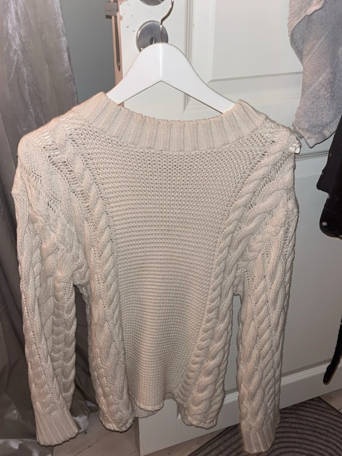 Vit kabelstickad tröja - 1