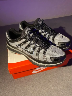 Nike P-6000 - Nike P-6000 grå svarta storlek 43 helt nya. Skriv ifall ni är intresserade 😁