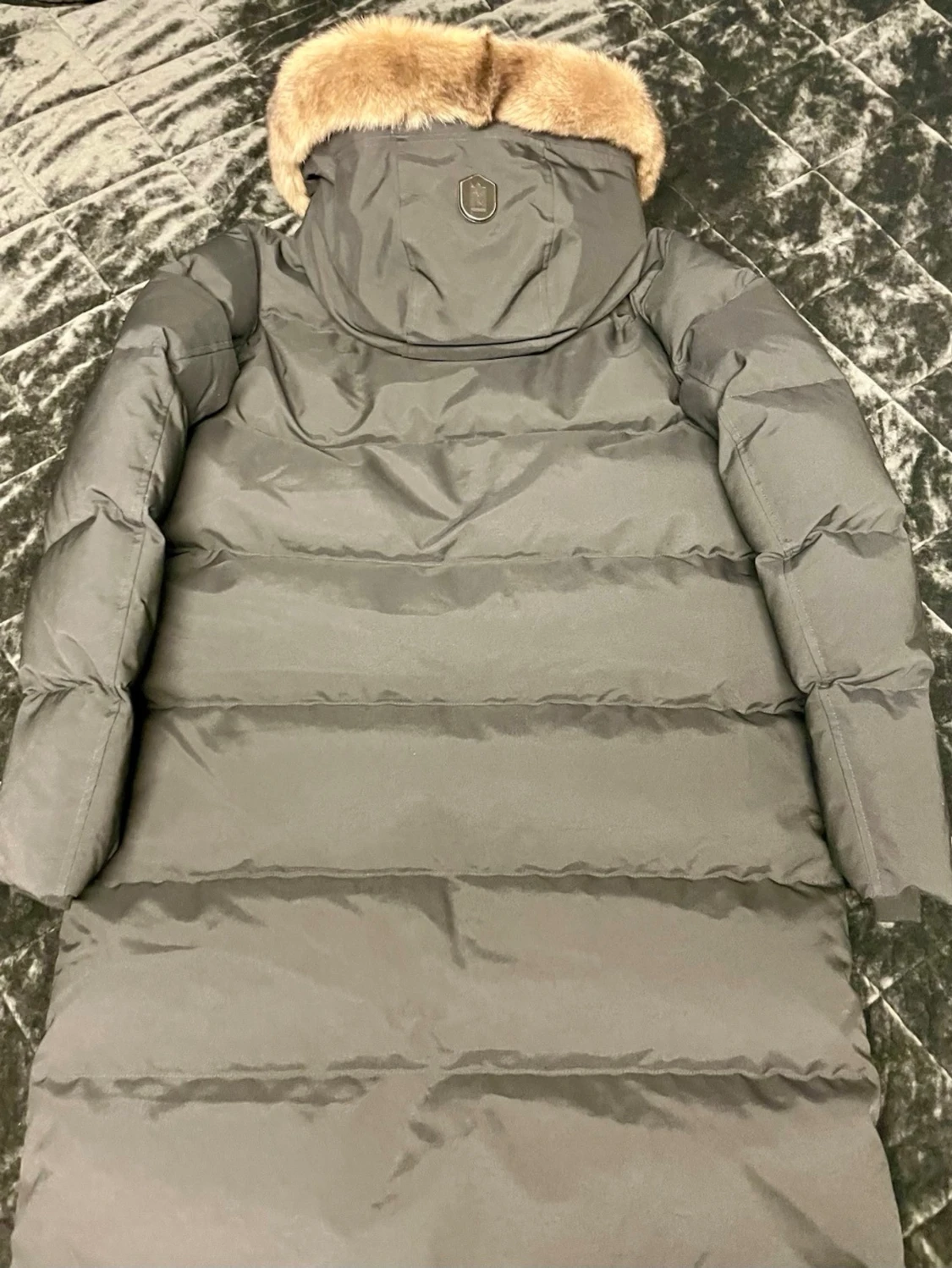 Svart lång dunjacka med pälskant från MACKAGE - 1