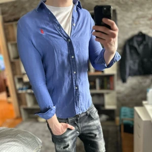 Ralph Lauren skjorta - Mycket fint skick, skötsellappen är avklippt. Nypris ca 2000kr. Storlek S, passar dig som är 170-180cm ungefär. Skriv för mer information!🤝