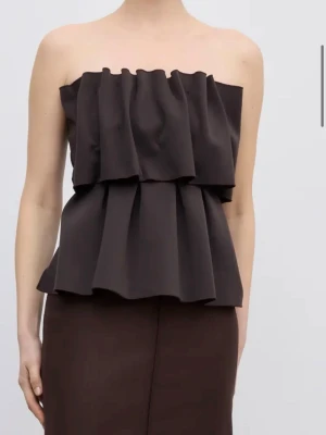 Chokladbrun sculpted tubtopp från Dagmar - Elegant och trendig topp från Dagmar🩷 Har endast testat så i perfekt skick. Storlek 34 vilket är en xs men passar även mig som är storlek s då det är  töjbart material 