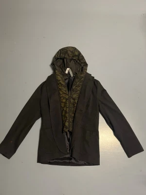 Hybrid Cardigan Masons - Tja säljer nu en riktigt snygg och skön Hybridcardigan från masons. Nypris mellan 3000-4000kr mitt pris 399kr. Storlek M sitter lite större som en L ungefär. Skriv vid frågor eller funderingar