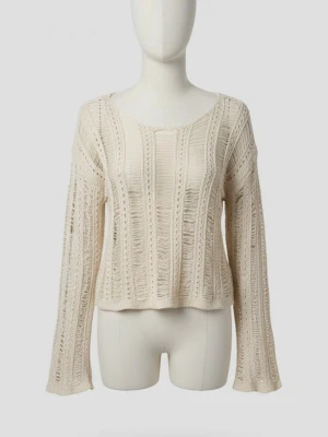 Beige cropped stickad tröja - Trendig beige stickad tröja med croppad passform och breda ärmar. Tröjan har ett unikt hålmönster och släppta maskor som ger en cool, avslappnad vibe. Perfekt att styla över ett linne eller bralette. Från asos som inte finns längre. Storlek s
