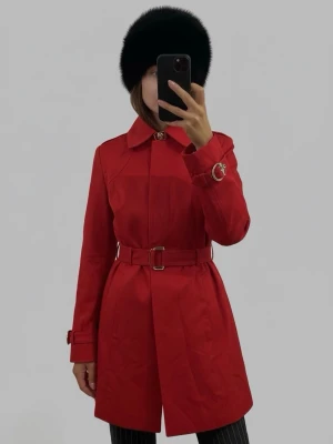 Röd trendig trenchcoat ✨ - Snygg röd trenchcoat från ICÔN. Klassisk modell med krage, knappar och midjebälte som ger fin passform, samt guldiga detaljer. Perfekt som vår eller höstjacka. Aldrig använd därför säljer jag den, så den får synas på någon annan. Nypris över 1000:- Strl 38 men passar även mig som är en xs