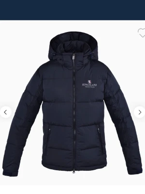 Kingsland vinterjacka - Superfin marinblå vinterjacka ifrån kingsland storlek XS unisex!🥰 Npgra små tecken på användning men inget man tänker på eller nåt som påverkar funktionen.